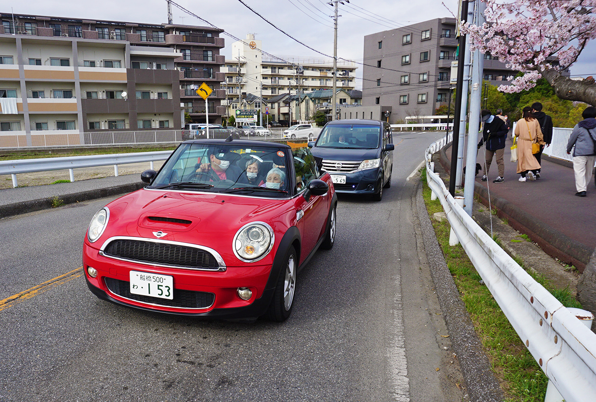 有料老人ホームの入居者様が乗るオープンカー