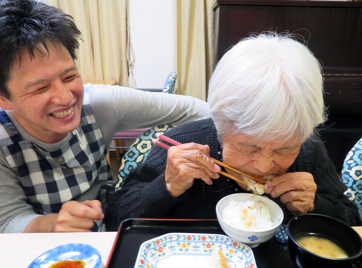 目の前で焼くアツアツの餃子