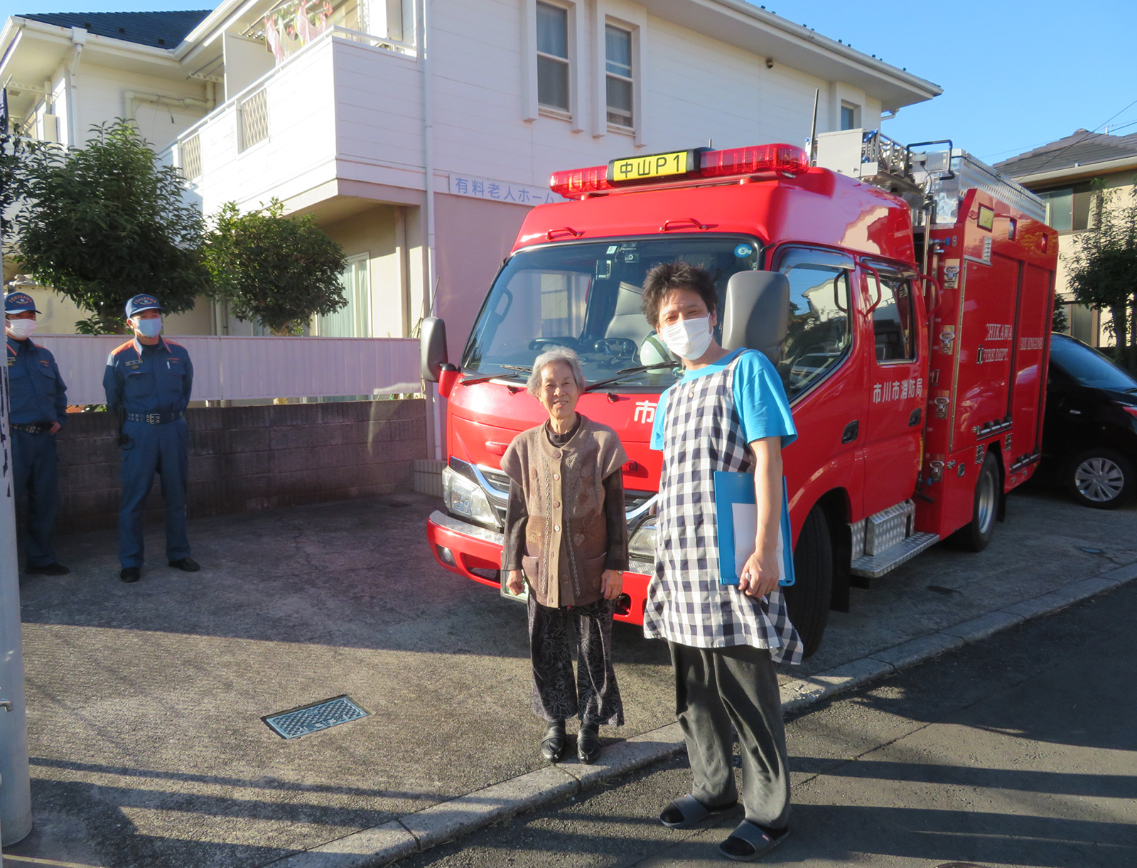 避難訓練で消防車と記念撮影