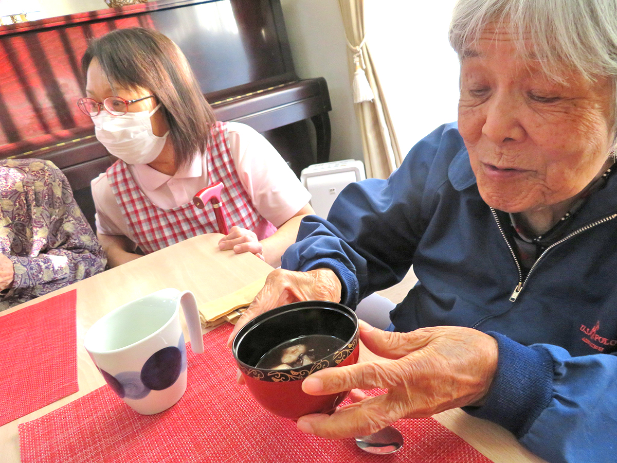 有料老人ホームの新年会　お汁粉