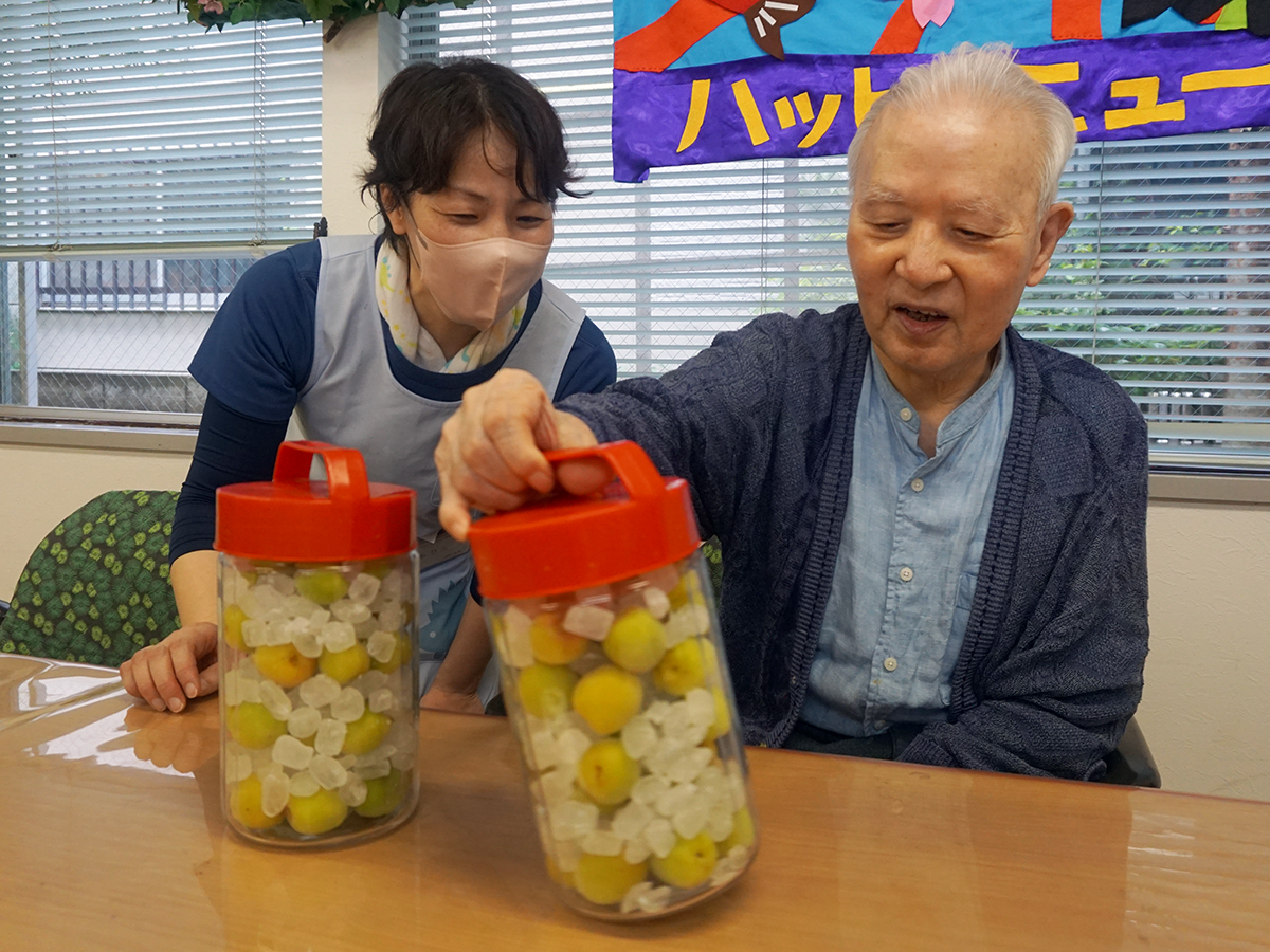 老人ホームでの入居者による梅干しづくり