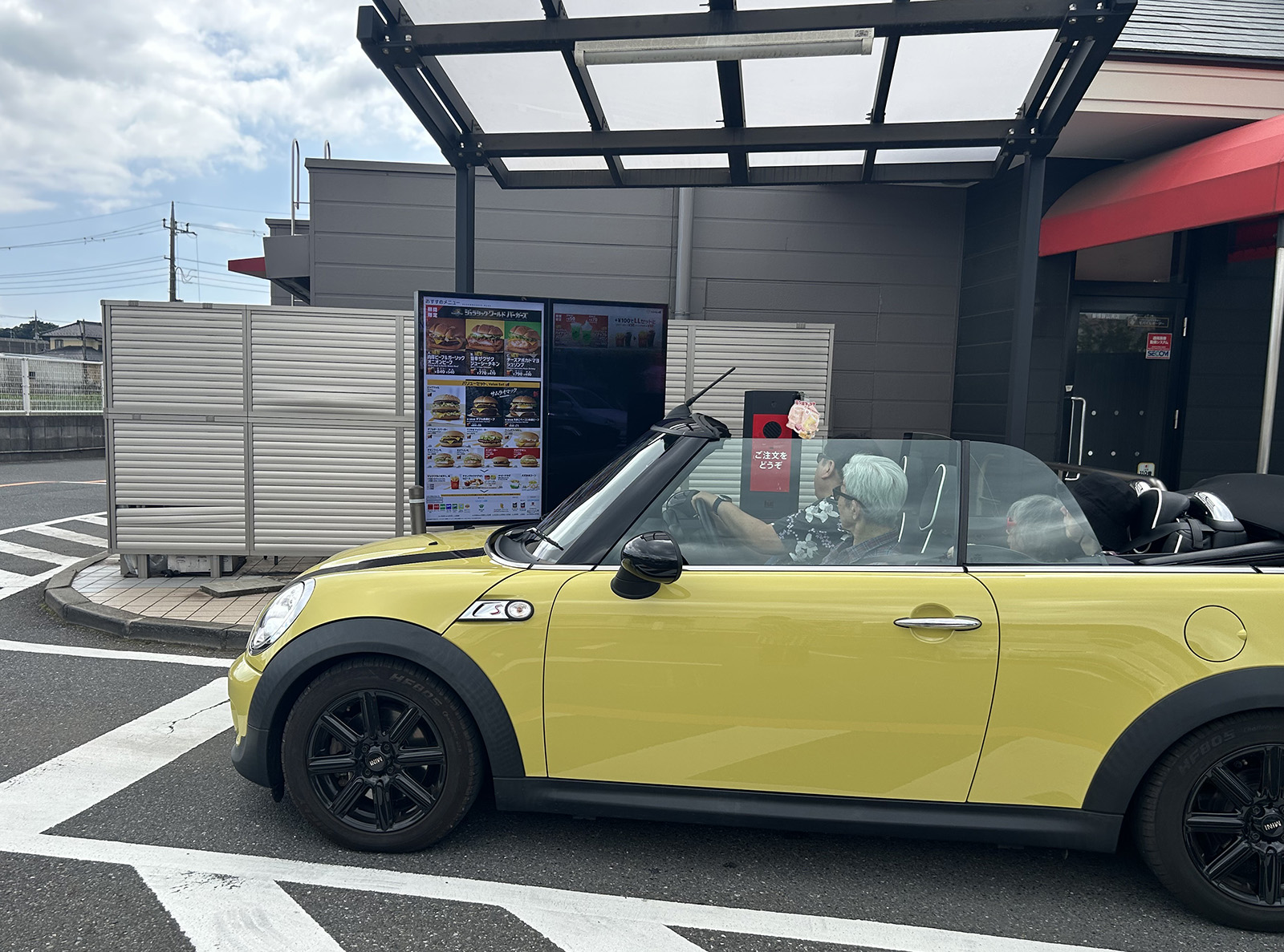 有料老人ホーム「ユタリト船橋」のオープンカーでのドライブ