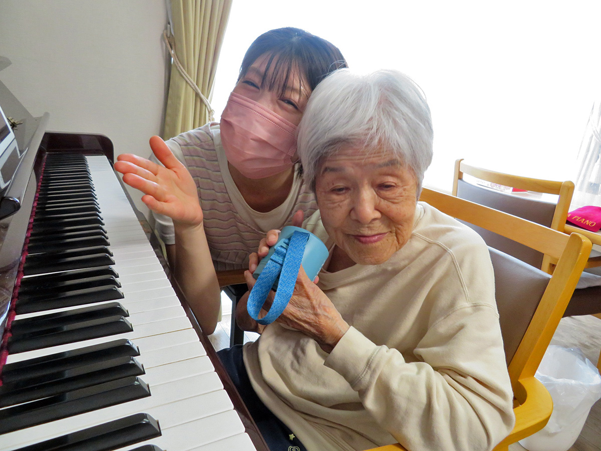 スピーカーに耳をあててドビッシーを確認