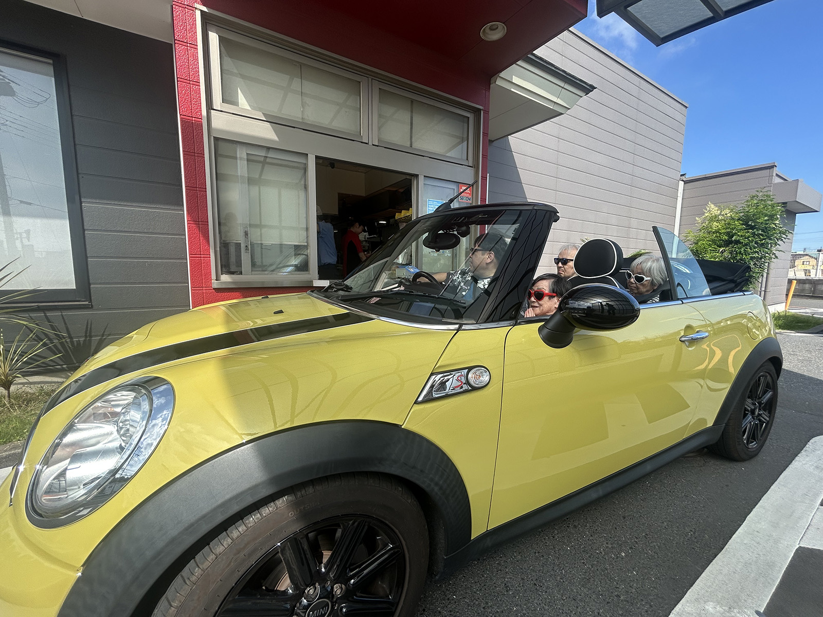 オープンカーでのドライブ