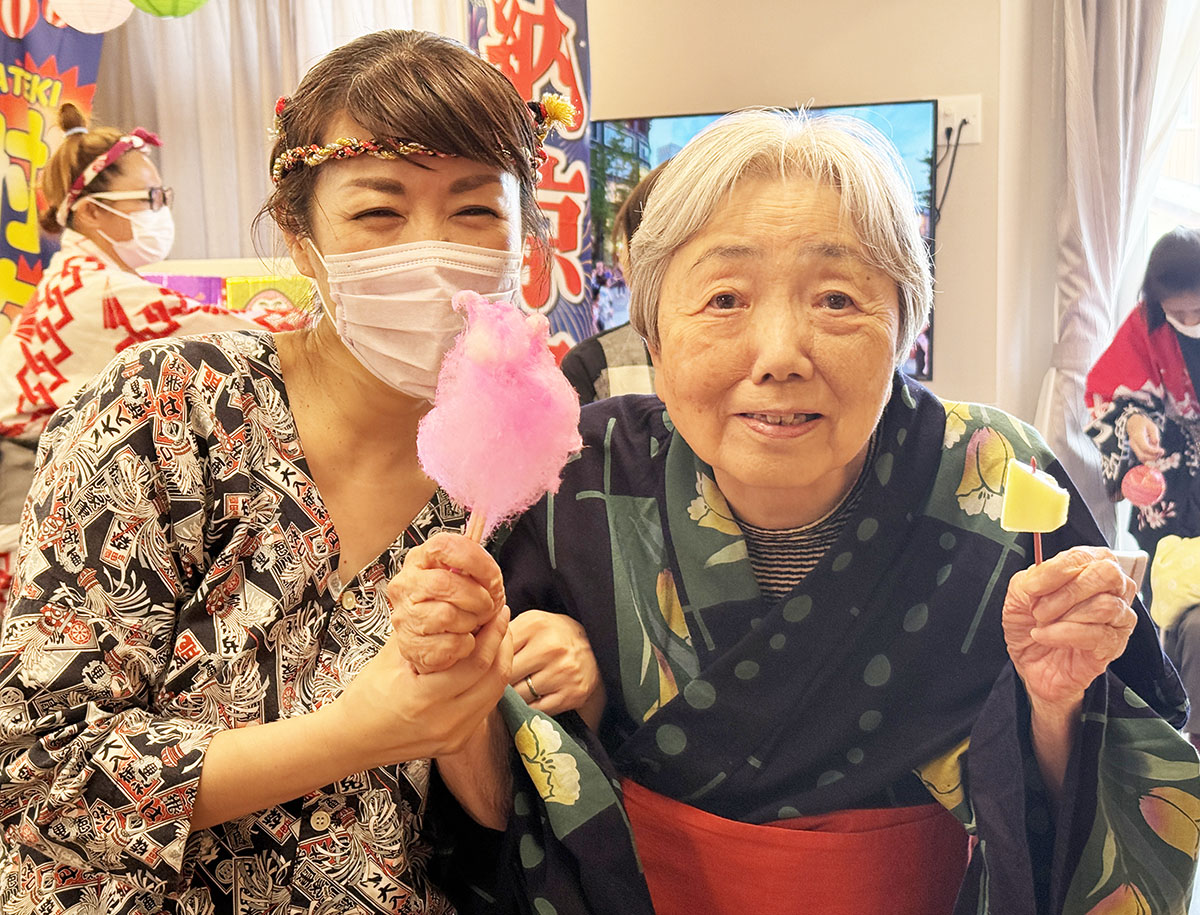 納涼祭のホーム長（白井真佐美）とご入居者様