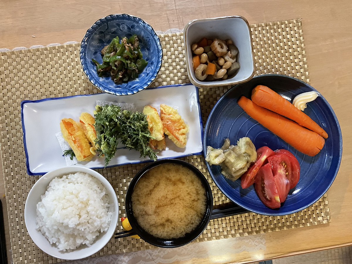 スタッフ差入れのニンジンの昼食