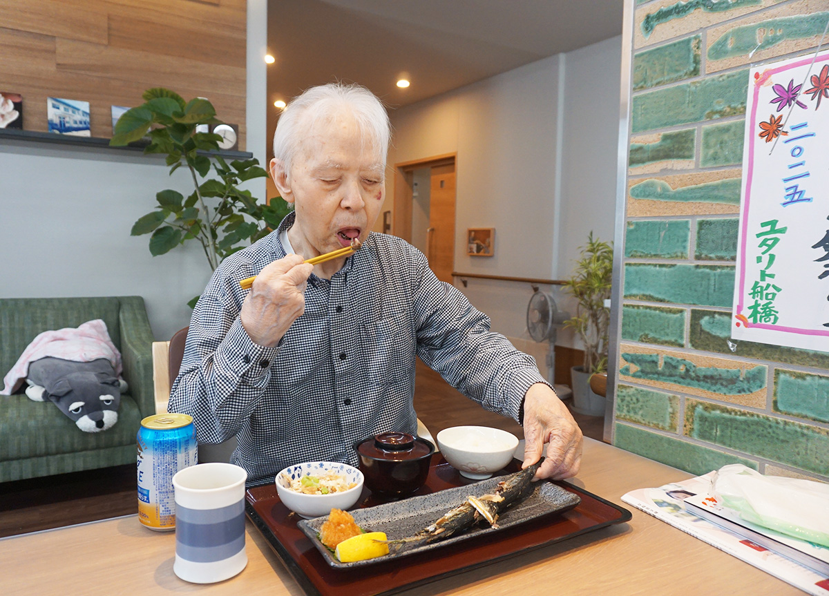 炭火で焼く秋刀魚の会