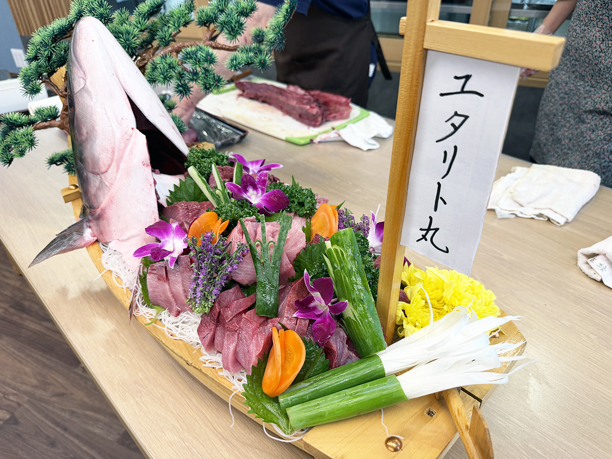 ブリ解体ショーの鰤の舟盛り