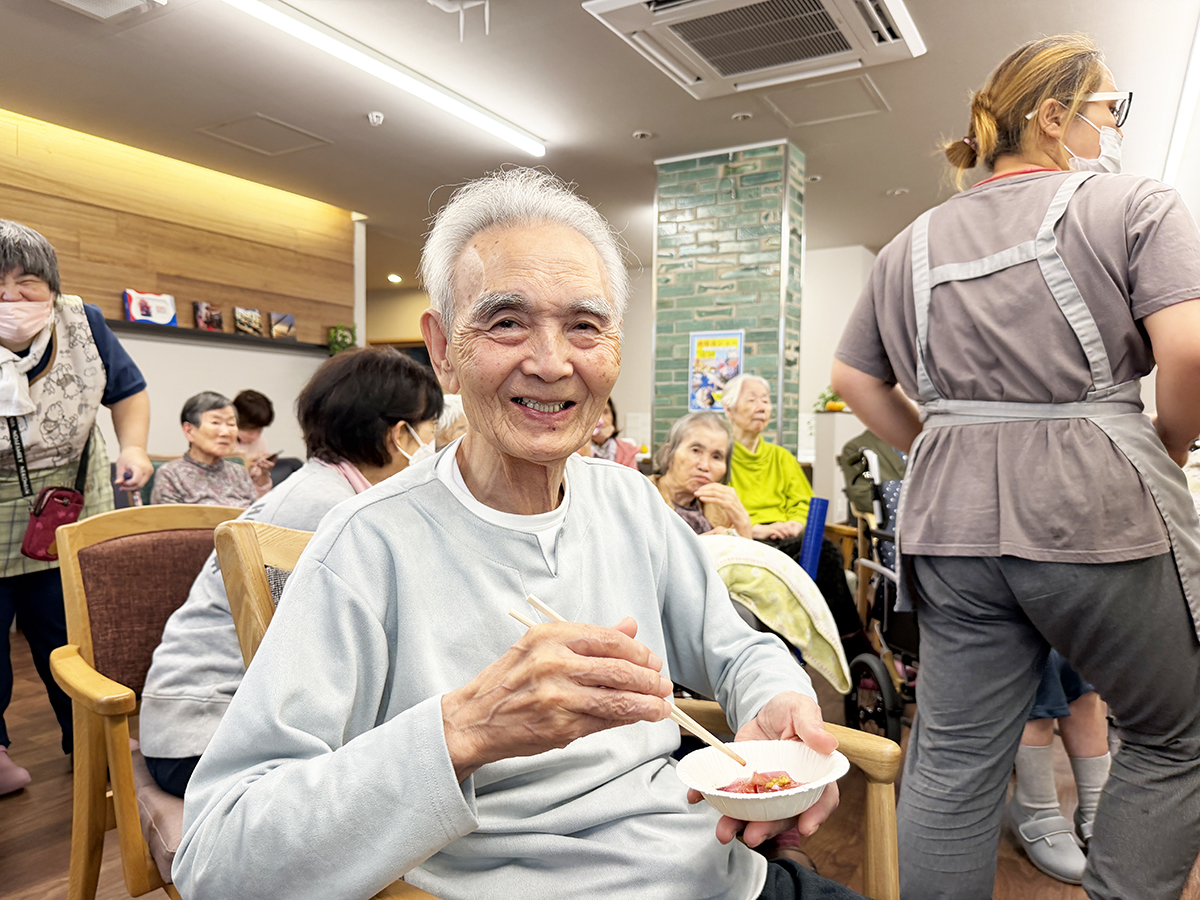 ブリ解体ショーのお刺身を召し上がるご入居者様