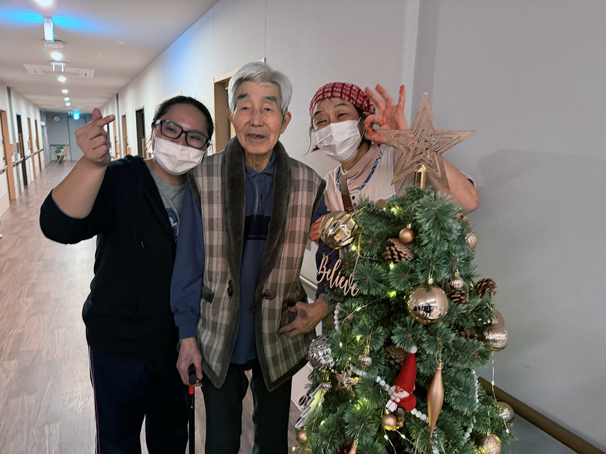 クリスマスツリーを設置した様子