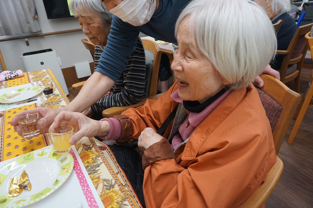 ボジョレーヌーボーでご入居者様と乾杯