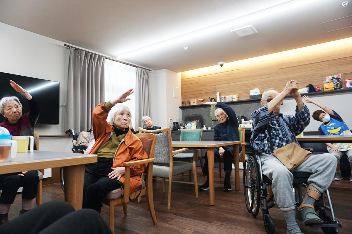 スポーツインストラクターのヘルパーによる体操