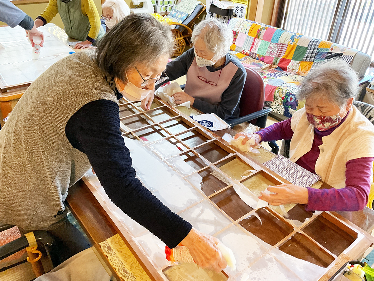 座ってなんかいられない！障子貼り替え実施中