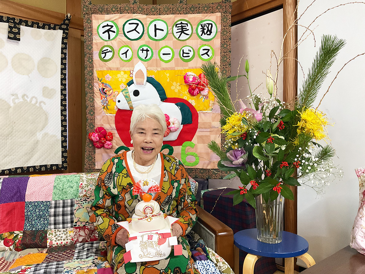 壁掛けの前で新年の記念撮影