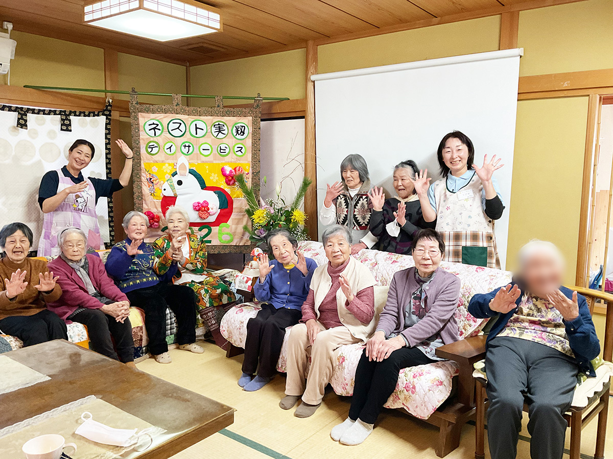 壁掛けの前で新年の様子