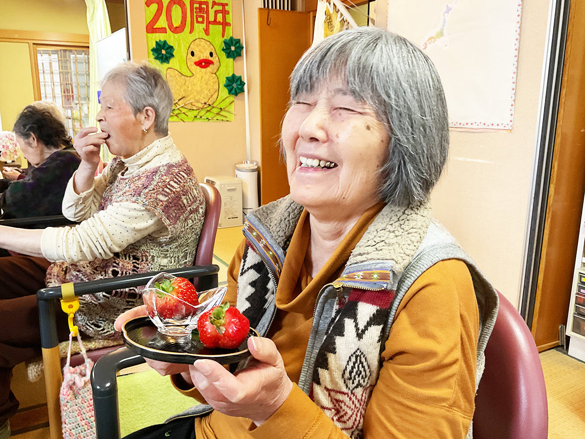 ご利用者様と苺のスイーツフェア