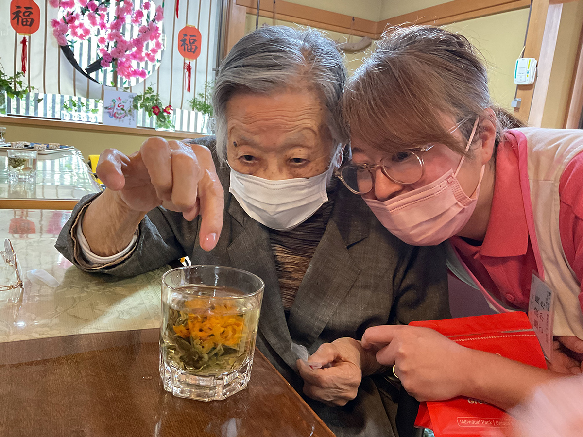 工芸茶（ゴンイーチャ）とスタッフとご利用者様