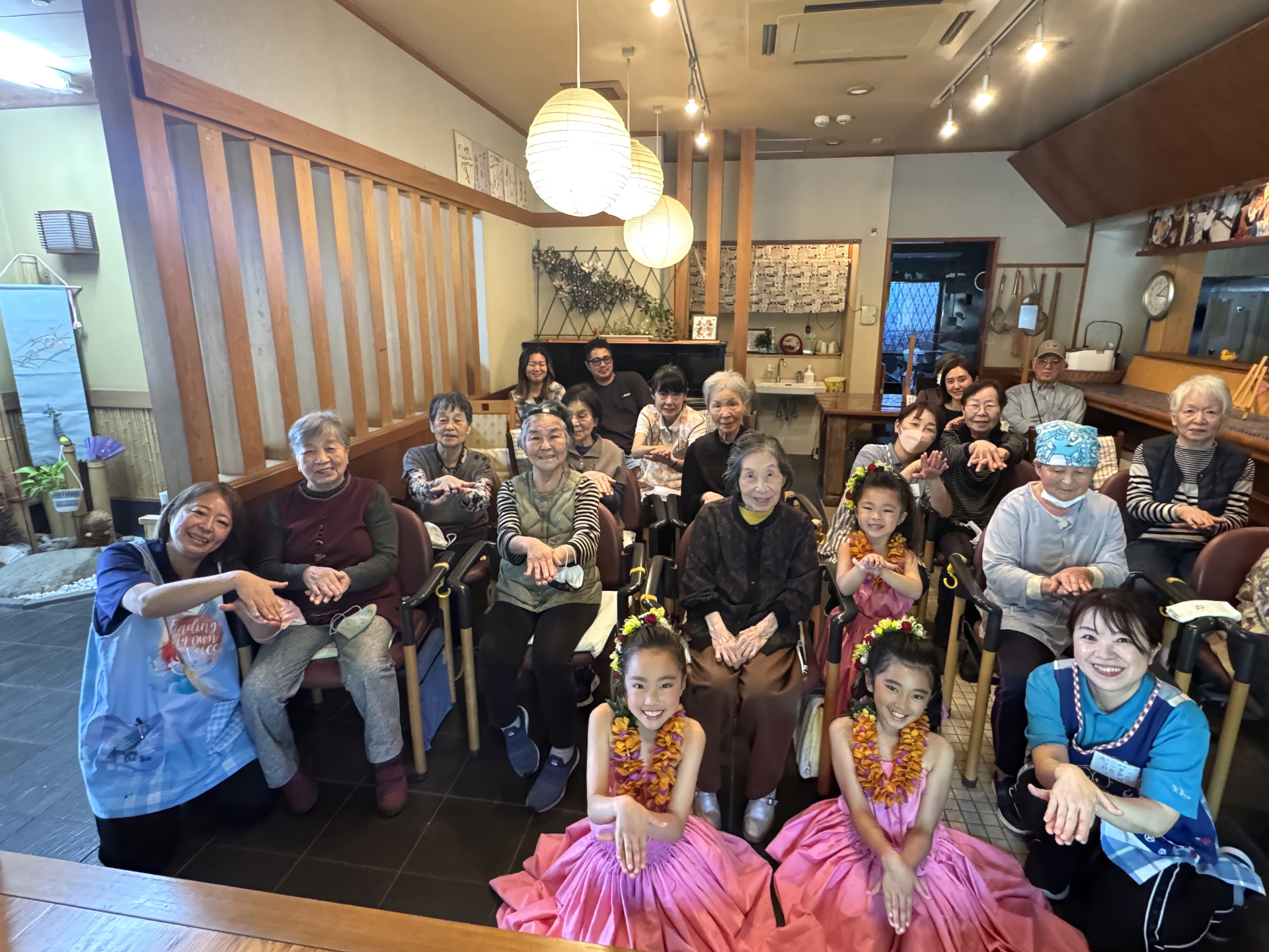 ハーラウ ナーレイプナヘレというお教室のこどもダンサーたちとご利用者様たち