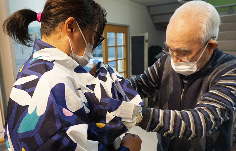 自分で浴衣を着れない私、ご入居者様に着付けてもらう