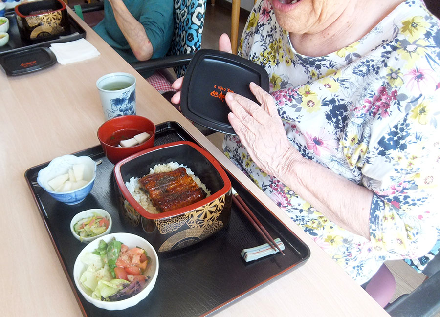 夏バテ防止のうなぎを頬張る！