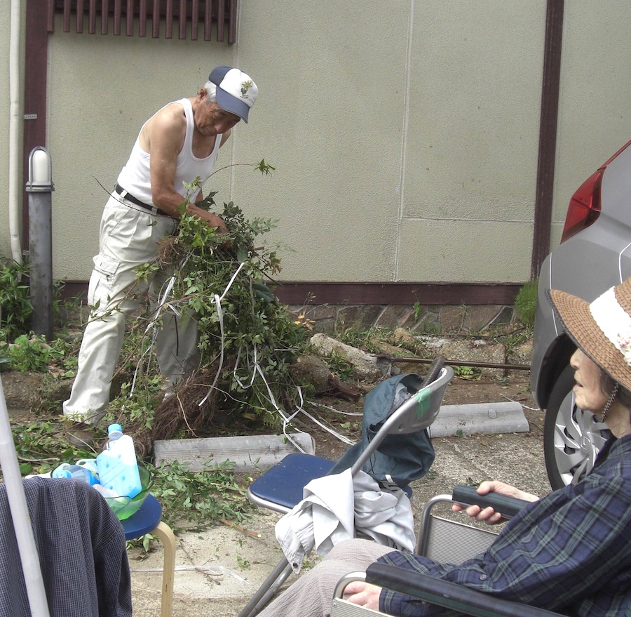 ご近所づきあい健在です