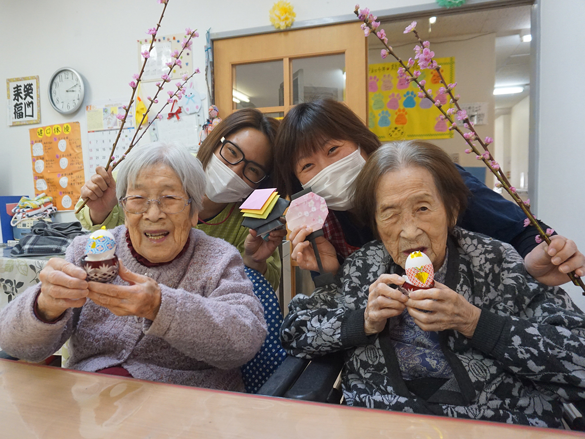 ひな人形の準備は手づくりカラ