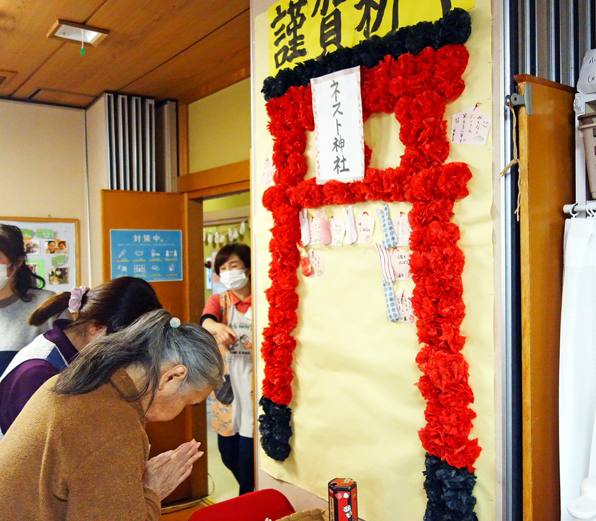 ネスト神社には粛々と参拝客が