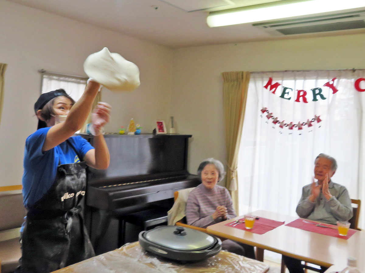 クリスマス。ヘルパー、ピザを生地からつくる