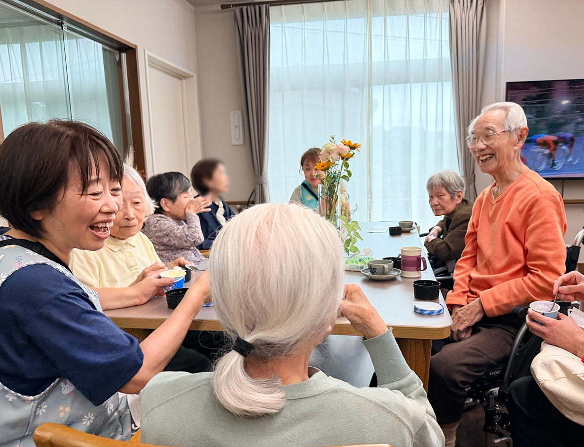 ブルーシールアイスを召し上がるご入居者様とスタッフ