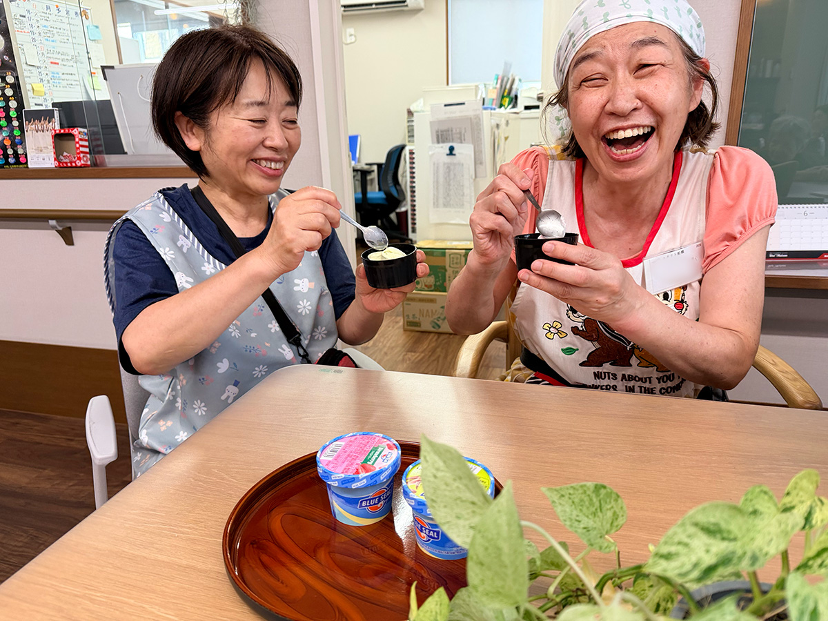 ブルーシールアイスを食べるヘルパー