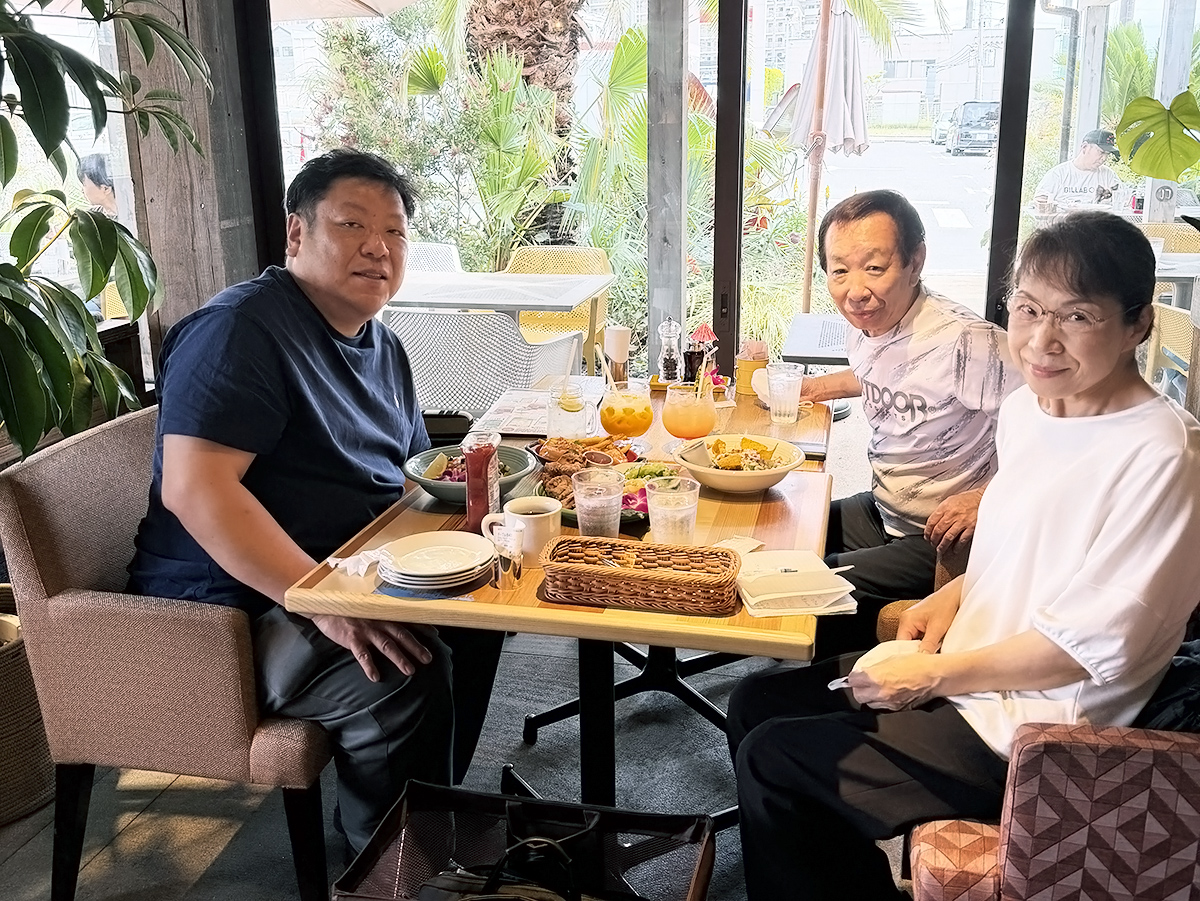 社長と厨房スタッフ