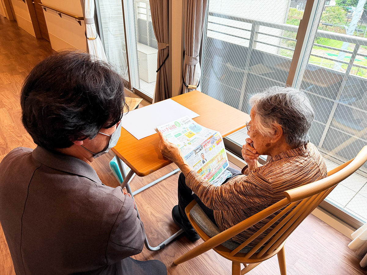 ちいき新聞さんによるご入居者様への取材の様子