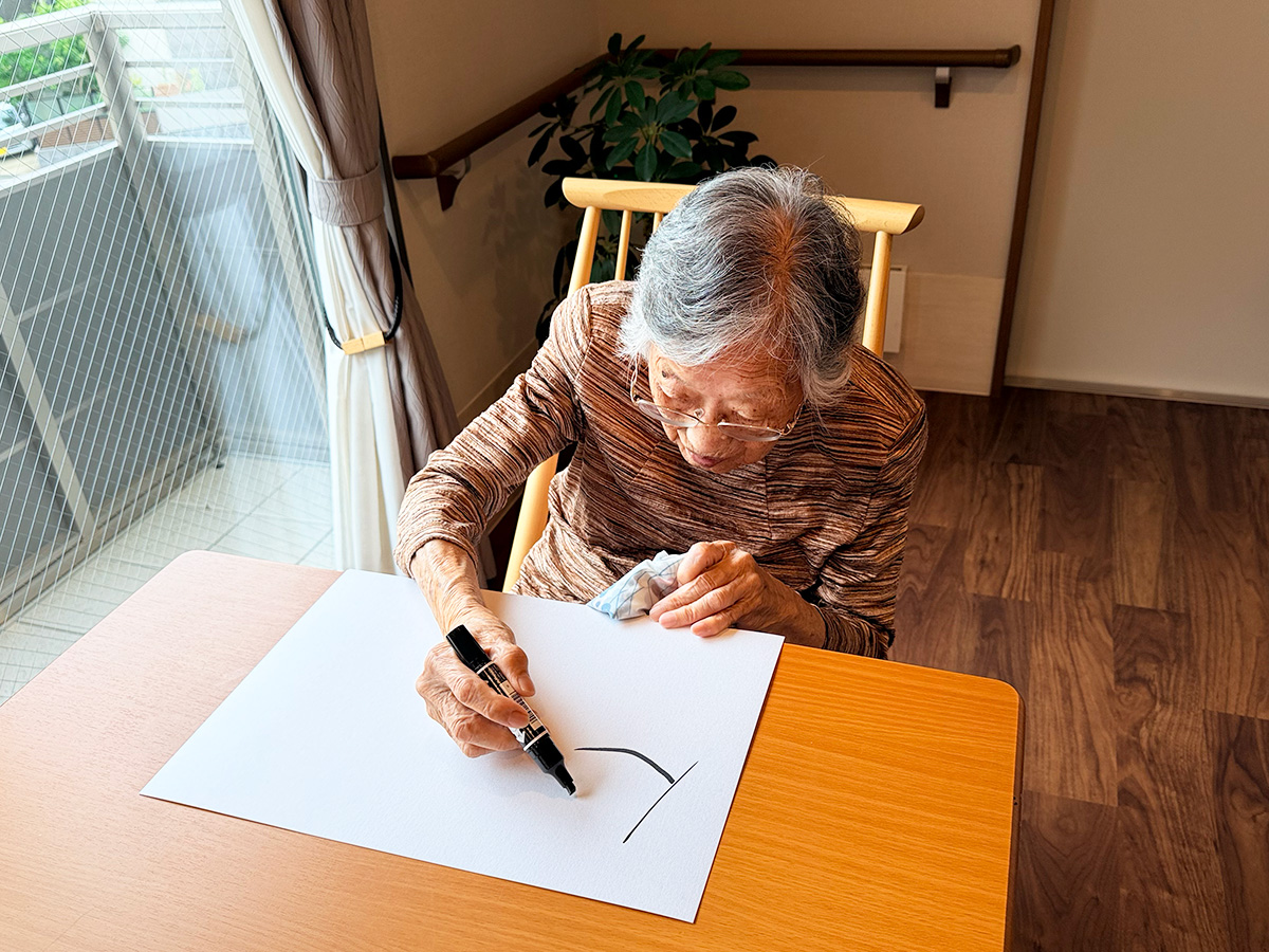 ちいき新聞さんによるご入居者様への取材の様子