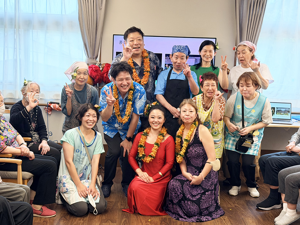 スタッフと坂田瑚玉さんの記念撮