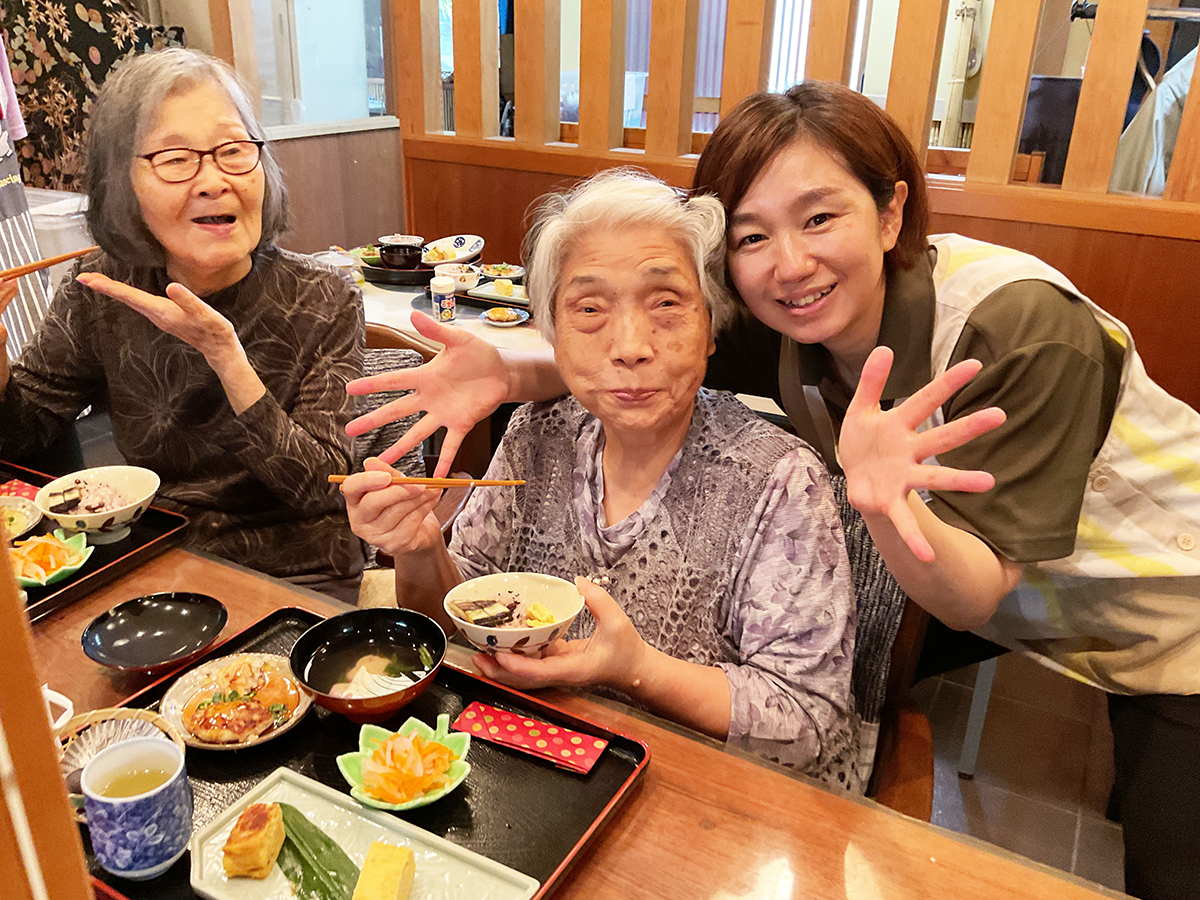 懐かしの味を再現した3種の卵焼きを召し上がるご利用者様