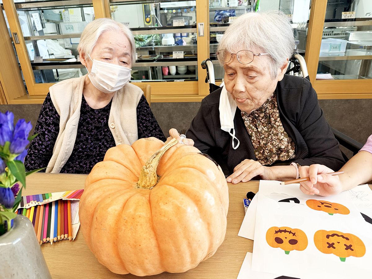ハロウィンのかぼちゃとご入居者様とスタッフ